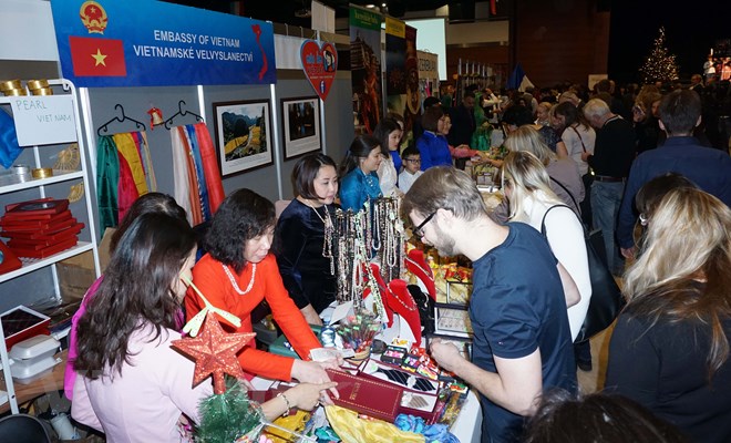 Giới thiệu vải tơ tằm Việt Nam tại hội chợ giáng sinh quốc tế ở Cộng hòa Séc